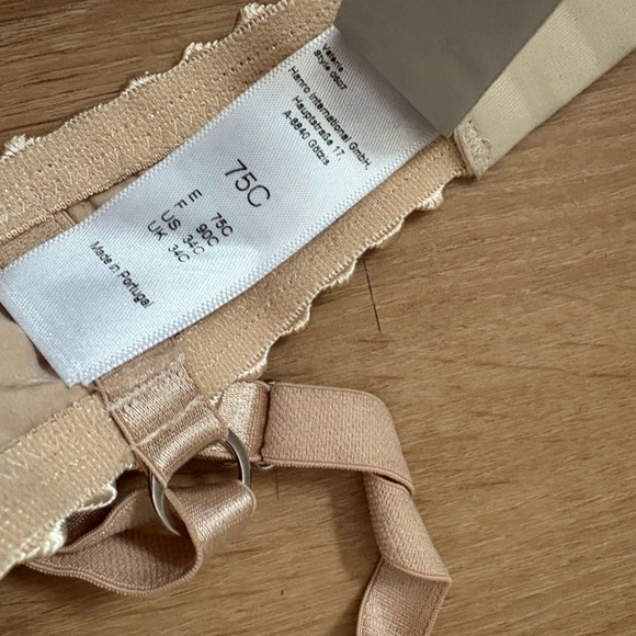 Hanro  Lace Trimmed Bra - Picture 5 of 9